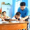 Thầy Hoàng Xuân Dục luôn tâm huyết với công tác giảng dạy. (Ảnh: Tá Chuyên/TTXVN)