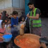 Các em nhỏ nhận thực phẩm cứu trợ tại thành phố Rafah, Dải Gaza, ngày 28/4/2024. (Ảnh: THX/TTXVN)