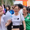 Niềm vui của phụ huynh và thí sinh tại điểm thi Trường Trung học Cơ sở Ngô Sĩ Liên, quận Hoàn Kiếm sau khi hoàn thành bài thi Ngữ văn. (Ảnh: Hoàng Hiếu/TTXVN)