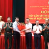 Bí thư Tỉnh ủy Thanh Hóa Đỗ Trọng Hưng chúc mừng ông Lương Cường, Ủy viên Bộ Chính trị, Thường trực Ban Bí thư. (Ảnh: Hoa Mai/TTXVN)