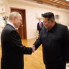 Nhà lãnh đạo Triều Tiên Kim Jong-un (phải) và Tổng thống Nga Vladimir Putin tại cuộc gặp ở Bình Nhưỡng ngày 19/6/2024. (Ảnh: Yonhap/TTXVN)