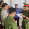 Cơ quan Cảnh sát điều tra, Công an tỉnh Cà Mau tống đạt quyết định khởi tố bị can và lệnh khám xét nơi ở, nơi làm việc của bị can Đặng Quốc Việt để điều tra về hành vi mua bán hóa đơn trái phép. (Ảnh: TTXVN phát)