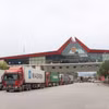 Các phương tiện xuất nhập khẩu hàng hóa chờ thông quan tại cửa khẩu quốc tế Hữu Nghị (Lạng Sơn). (Ảnh: Quang Duy/TTXVN)