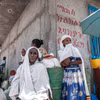 Người dân chờ được phát thực phẩm cứu trợ tại làng Baker, vùng Tigray, Ethiopia. (Ảnh: AFP/TTXVN) 
