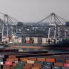 Tàu hàng tại Cảng Long Beach, California, Mỹ. (Ảnh: AFP/TTXVN)