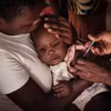 Nhân viên y tế tiêm vaccine ngừa bệnh sốt rét cho trẻ em tại Gisambai, Kenya. (Ảnh: AFP/TTXVN) 