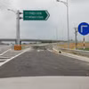 Lối vào nút giao Đồng Thắng (huyện Triệu Sơn) bị chắn lại bởi những khối bêtông to. (Ảnh: Hoa Mai/TTXVN)