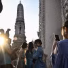 Khách du lịch tham quan một ngôi chùa ở Bangkok, Thái Lan. (Ảnh: AFP/TTXVN)