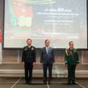 Chuẩn Đô đốc Sean Wat, Đại sứ Mai Phước Dũng và Đại tá Nguyễn Lê Phương (từ trái sang) chủ trì lễ chào cờ. (Ảnh: Lê Dương/TTXVN)