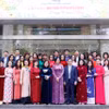 Tổng Giám đốc TTXVN Vũ Việt Trang (giữa) chụp ảnh lưu niệm cùng các nữ công đoàn viên TTXVN. (Nguồn: TTXVN)