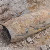 Quả bom tồn sót sau chiến tranh, mã ký hiệu M117 dài 1,3m, đường kính thân 60cm và trọng lượng 340kg. (Ảnh: TTXVN phát)