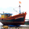 Ngư dân tỉnh Quảng Bình đưa tàu lên bờ để thực hiện kiểm tra để hoàn thành hồ sơ thủ tục cấp phép. (Ảnh: Tá Chuyên/TTXVN)
