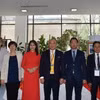 Phó Chủ nhiệm Ủy ban Nhà nước về người Việt Nam ở nước ngoài Nguyễn Mạnh Đông (thứ tư, phải) và Đại sứ Việt Nam tại Ba Lan Hà Hoàng Hải (thứ ba, phải) chụp ảnh cùng các đại biểu dự hội thảo. (Ảnh: TTXVN phát)