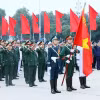 Các đại biểu thực hiện nghi lễ chào cờ. (Ảnh: An Đăng/TTXVN)