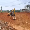 Phương tiện đào múc đất rừng sản xuất trái phép quy mô lớn ở thôn Bến Hà, xã Linh Trường, huyện Gio Linh, tỉnh Quảng Trị. (Ảnh: Nguyên Lý/TTXVN)