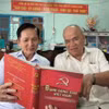 Ông Lê Văn Thiệm (bên trái) tại ấp 6, thị trấn Giồng Trôm (Bến Tre), Đảng viên 35 năm tuổi đảng trao đổi nghiên cứu văn kiện của Đảng với đảng viên trong chi bộ. (Ảnh: Huỳnh Phúc Hậu/TTXVN)