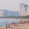 Bãi biển Nha Trang trải dài hút tầm mắt với nước biển xanh trong là nơi thu hút nhiều du khách đến nghỉ dưỡng, vui chơi. (Ảnh: Hoàng Hiếu/TTXVN)