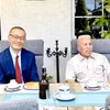 Bác Lê Đức Dương (bên phải) chia sẻ với Đại sứ Vũ Quang Minh và đoàn công tác Đại sứ quán những kỷ niệm về hai lần được gặp Bác Hồ. (Ảnh: Phương Hoa/TTXVN)