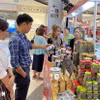 Khách tham quan mua sắm tại hội chợ xúc tiến thương mại nông nghiệp, sản phẩm OCOP Hà Nội 2023. (Ảnh: Trần Việt/TTXVN)