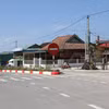 Đường xá ở Mường Phăng được đầu tư xây dựng rộng rãi, thoáng mát. (Ảnh: Phan Quân/TTXVN)