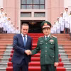 Bộ trưởng Quốc phòng Phan Văn Giang đón Bộ trưởng Quân đội Pháp Sébastien Lecornu. (Ảnh: Trọng Đức/ TTXVN)