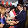 Thủ tướng Phạm Minh Chính và Phu nhân với cộng đồng người Việt Nam tại New Zealand. (Ảnh: Dương Giang/TTXVN)
