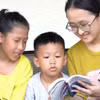 Em Nguyễn Thị Hồng Ánh với các em nhỏ ở Làng Trẻ em mồ côi Hà Tĩnh. (Nguồn: Báo Hà Tĩnh)