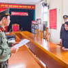Công an đọc quyết định khởi tố vụ án đối với Trương Thị Mai Ca. (Ảnh: TTXVN phát) 