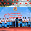 Trao tặng các phần quà Tết cho công nhân lao động ở Bến Tre. (Ảnh: Chương Đài/TTXVN)