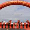 Phó Chủ tịch nước Võ Thị Ánh Xuân cùng lãnh đạo Bộ Giao thông Vận tải, thành phố Cần Thơ và tỉnh An Giang cắt băng khánh thành tuyến tránh thành phố Long Xuyên. (Ảnh: Thanh Sang/TTXVN)