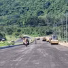 Dự án cải tạo, nâng cấp đường ven núi Minh Đạm, đoạn từ TL44A giáp khu du lịch Thùy Dương đến ngã ba Long Phù (đường ĐT994) (tỉnh Bà Rịa-Vũng Tàu) vướng quy hoạch đất rừng, vướng bồi thường giải phóng mặt bằng. (Ảnh: Hoàng Nhị/ TTXVN)