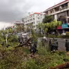 Các chiến sỹ thuộc Trung đoàn Bộ binh 43, Sư đoàn 395, Quân khu 3, đội mưa hỗ trợ người dân thu dọn cây xanh gãy đổ dọc tuyến Quốc lộ 18A qua địa phận thành phố Hạ Long, tỉnh Quảng Ninh. (Ảnh: Đức Hiếu/TTXVN)