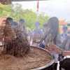 Đoàn thanh niên kiều bào dâng hương tưởng niệm các Vua Hùng tại Khu Di tích lịch sử Quốc gia đặc biệt Đền Hùng, thành phố Việt Trì, tỉnh Phú Thọ. (Ảnh: TTXVN phát)