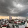 Mây đen kịt dần phủ kín bầu trời Hà Nội trước cơn dông. (Ảnh: An Đăng/TTXVN)