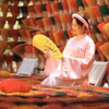 Đến nay, nơi đây không chỉ là làng nghề truyền thống nổi tiếng của cố đô Huế mà còn là địa điểm du lịch hấp dẫn đối với du khách trong và ngoài nước. (Ảnh: Minh Quyết/TTXVN)