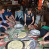 Du khách quốc tế tham gia gói bánh chưng. (Ảnh: Tường Vi/TTXVN) 