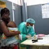 Điều trị cho bệnh nhân nhiễm virus Marburg. (Ảnh: AFP/TTXVN)