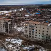 Một tòa chung cư bị phá hủy trong xung đột tại Izyum thuộc vùng Kharkiv, Ukraine ngày 20/2/2023. (Nguồn: AFP/TTXVN)