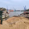 Bộ đội Biên phòng thu giữ khoảng 31 mét khối cát khai thác lậu trên sông. (Ảnh: TTXVN phát)