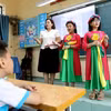 Nghệ thuật Chèo được trường Tiểu học Bình Định (Kiến Xương, Thái Bình) đưa vào giảng dạy, lồng ghép, tích hợp trong môn âm nhạc, Ngữ văn và 15 phút đầu giờ sáng thứ 3, 5 hàng tuần. (Ảnh: Thế Duyệt/TTXVN)