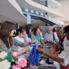 Quầy thủ công mỹ nghệ “Hand-made in Viet Nam” thu hút sự quan tâm đặc biệt của bạn bè quốc tế. (Ảnh: Quang Huy/TTXVN)