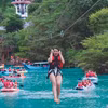 Du khách trải nghiệm các trò chơi tại Khu du lịch Sông Chày-Hang tối (Vườn Quốc gia Phong Nha-Kẻ Bàng). (Ảnh: TTXVN phát)