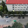Một khu dân cư trên đường Nguyễn Lương Bằng (Quận 7, Thành phố Hồ Chí Minh) bị bao quanh bởi “biển nước” do mưa lớn và triều cường. (Ảnh: Thu Hương/TTXVN)