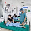 Bác sỹ Trần Minh Long kiểm tra sức khỏe bệnh nhi sau ca phẫu thuật. (Ảnh: Bích Huệ/ TTXVN)