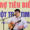 Nghệ sỹ khiếm thị Bùi Ngọc Thịnh (Khánh Hòa) vượt qua nghịch cảnh, sử dụng thành thạo 14 nhạc cụ, đoạt nhiều giải thưởng. (Ảnh: Hoàng Hiếu/TTXVN)