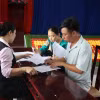 Người dân phường Long Tâm ký nhận hồ sơ nhận chi trả, hỗ trợ bồi thường giải phóng mặt bằng dự án đường nối cao tốc. (Ảnh: Hoàng Nhị/ TTXVN)
