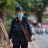 Người dân khi có việc ra đường cần giữ ấm cơ thể. (Ảnh: Minh Quyết/TTXVN)