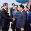 Lãnh đạo thành phố Thượng Hải đón Chủ tịch Quốc hội Vương Đình Huệ tại Sân bay quốc tế Hồng Kiều Thượng Hải. (Ảnh: Nhan Sáng/TTXVN)