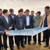 Bí thư Thành ủy Hà Nội Đinh Tiến Dũng kiểm tra về tình hình thực hiện dự án Vành đai 4 trên địa bàn tỉnh Bắc Ninh. (Ảnh: TTXVN phát)