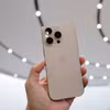 Trên tay iPhone 16 Pro Max màu 'Titan sa mạc' mới được Apple giới thiệu